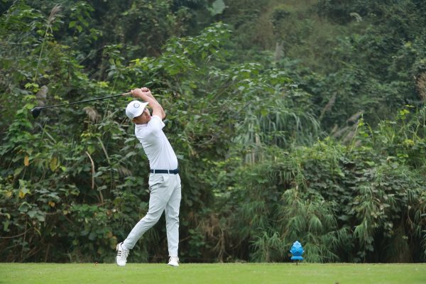 Hình ảnh Golfer đang phát bóng